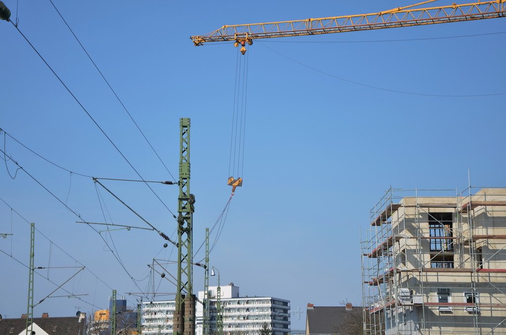 Einsatz BF Koeln Kran beruehrt Oberleitung DB Koeln Gremberg Taunusstr P026.JPG